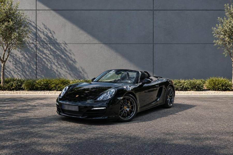 Porsche Boxster noire, vue avant trois quarts