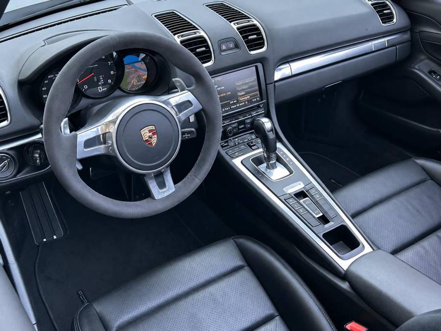 Intérieur cuir noir de la Porsche Boxster, volant et console centrale