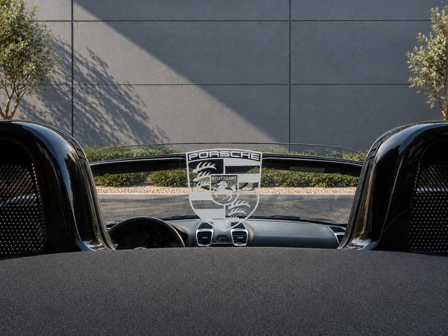 Vue arrière de l'habitacle de la Porsche Boxster avec son déflecteur