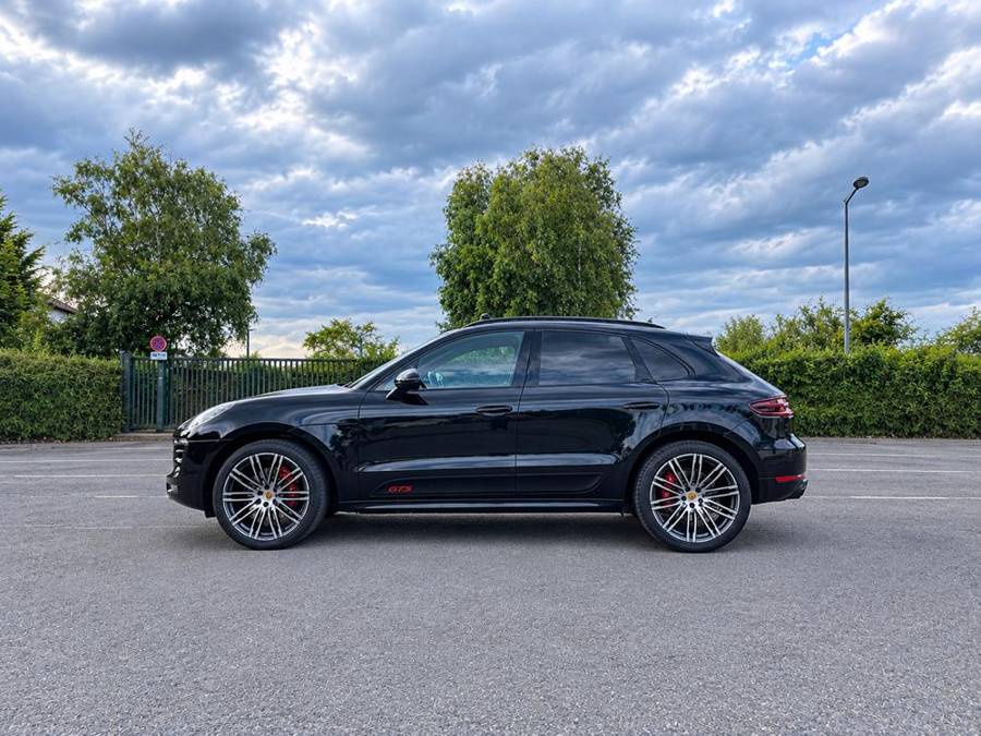 Porsche Macan GTS noir, vue de profil