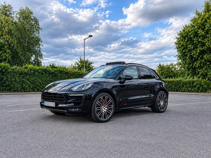 Porsche Macan GTS noir, vue avant trois quarts