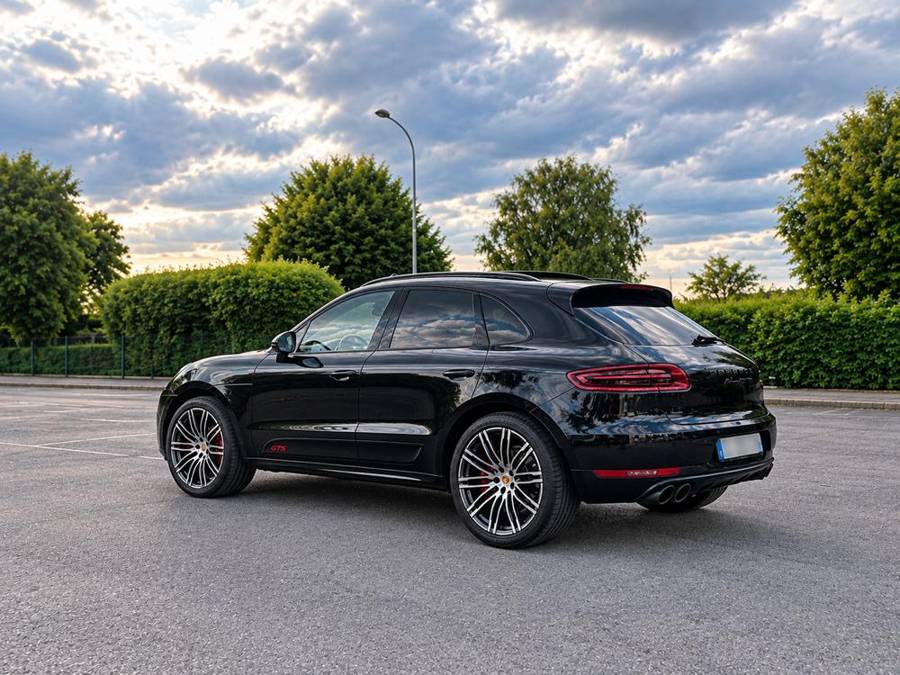 Porsche Macan GTS noir, vue arrière trois quarts