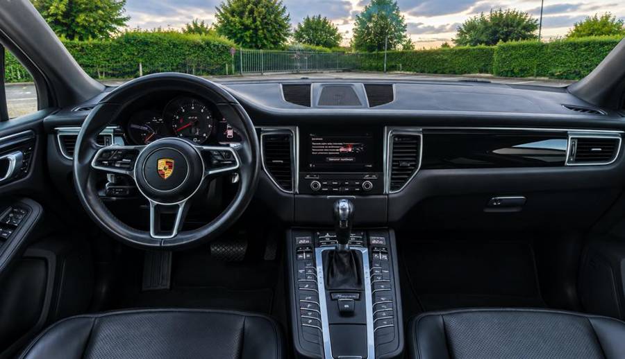 Poste de conduite du Porsche Macan GTS