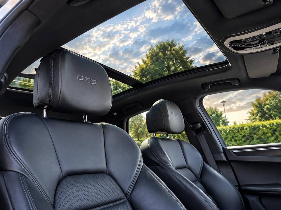 Sièges avant en cuir et toit panoramique du Porsche Macan GTS