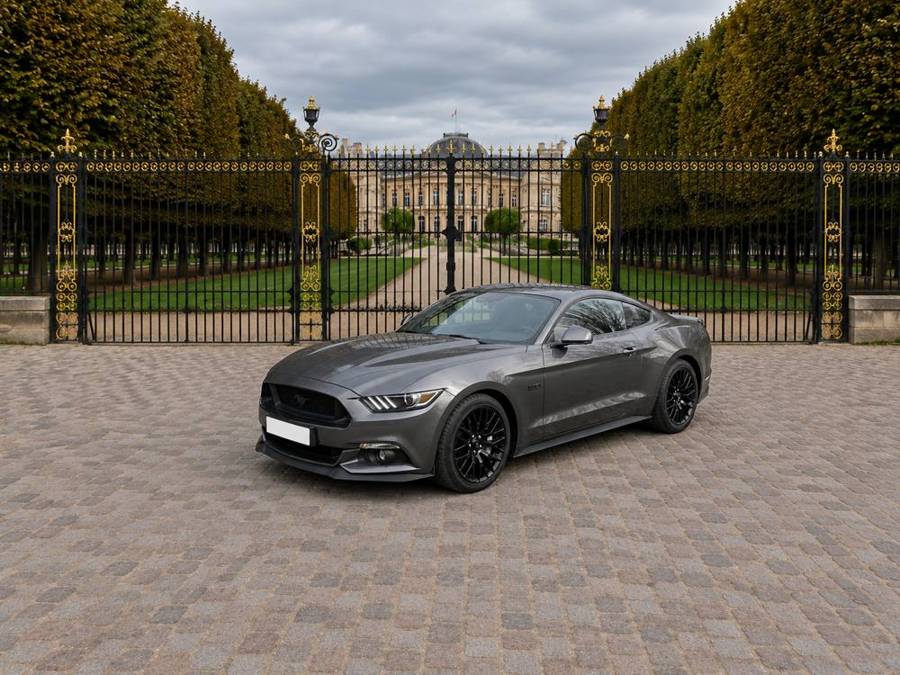 Ford Mustang GT grise, vue avant trois quarts
