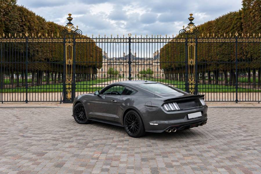 Ford Mustang GT grise, vue arrière trois quarts