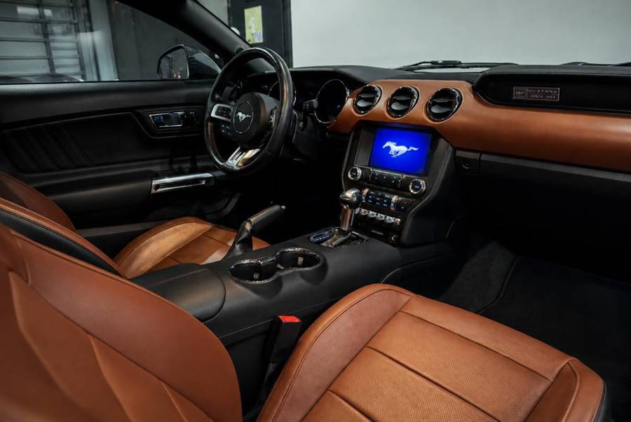 Intérieur cuir cognac de la Ford Mustang GT