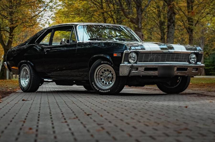 Chevrolet Nova 1969 noire à bandes blanches, vue avant trois quarts