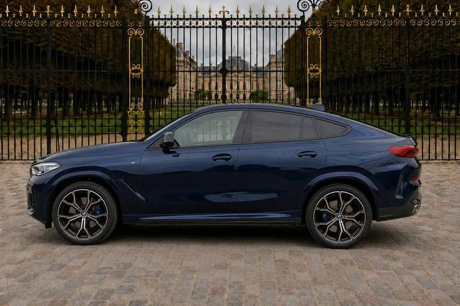 BMW X6 bleu nuit, vue de profil