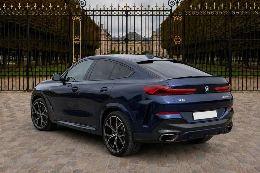 BMW X6 bleu nuit, vue arrière trois quarts