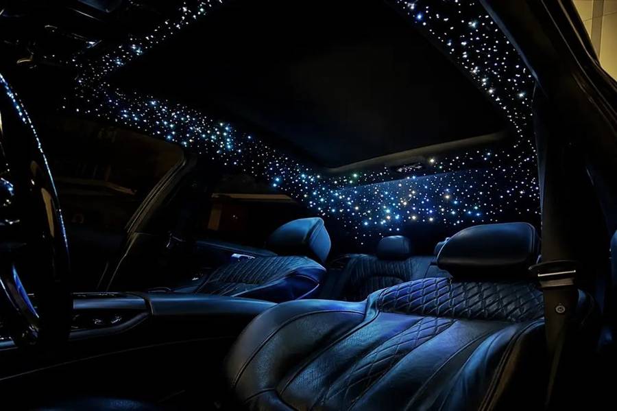 Ciel étoilé en fibres optiques dans l'habitacle du BMW X6