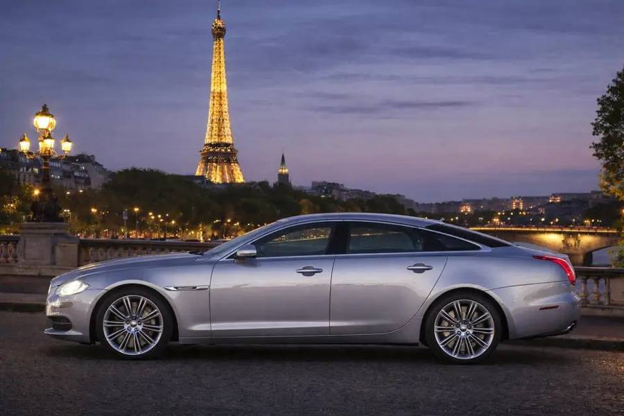 Jaguar XJ Limousine argentée, vue de profil
