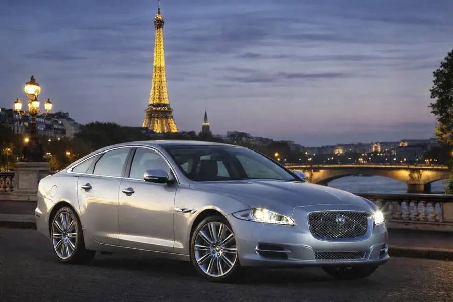 Jaguar XJ Limousine argentée, vue avant trois quarts