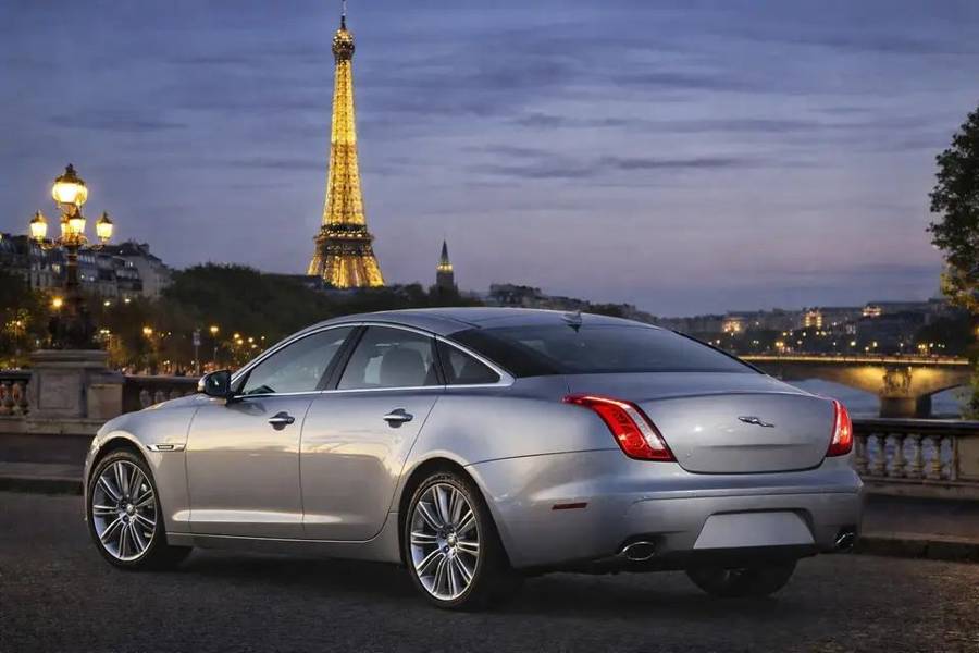 Jaguar XJ Limousine argentée, vue arrière trois quarts